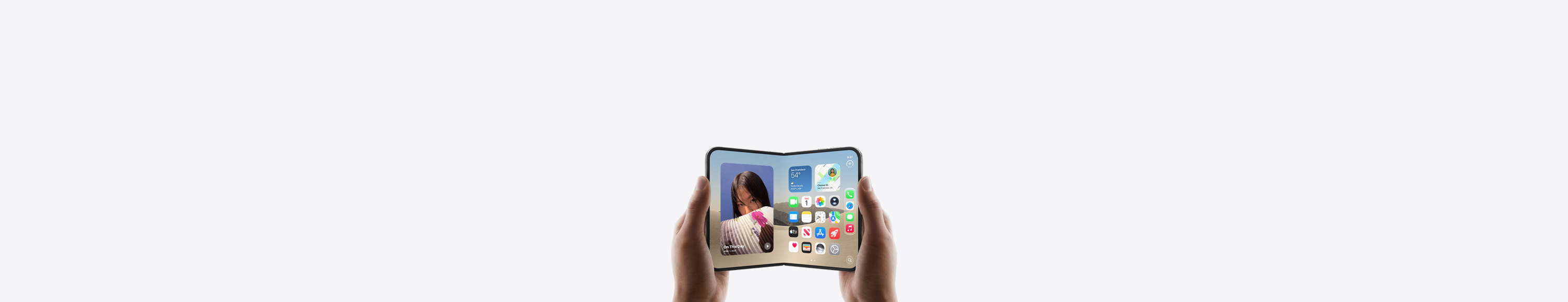 Раскрытый iPhone Duo с большим внутренним дисплеем в руках